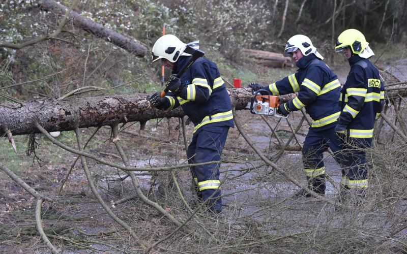 Hasiči odklízení následky silného větru.
