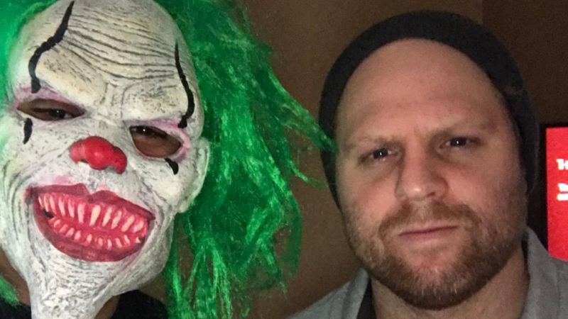 Phil Kessel a jeho nečekaný host v hotelovém pokoji v masce klauna, Ryan Reaves. Phil Kessel a jeho nečekaný host v hotelovém pokoji v masce klauna, Ryan Reaves.