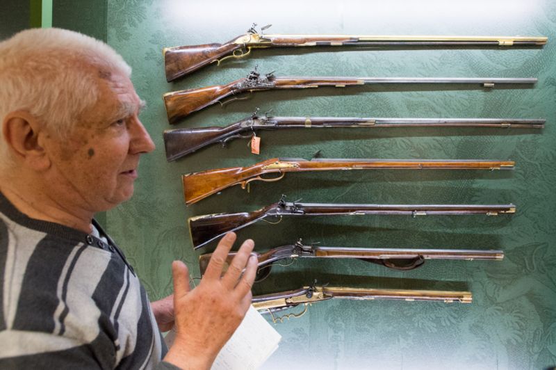 Na snímku je historik Vladimír Dolínek v části výstavy, věnované loveckým zbraním. Na snímku je historik Vladimír Dolínek v části výstavy, věnované loveckým zbraním.
