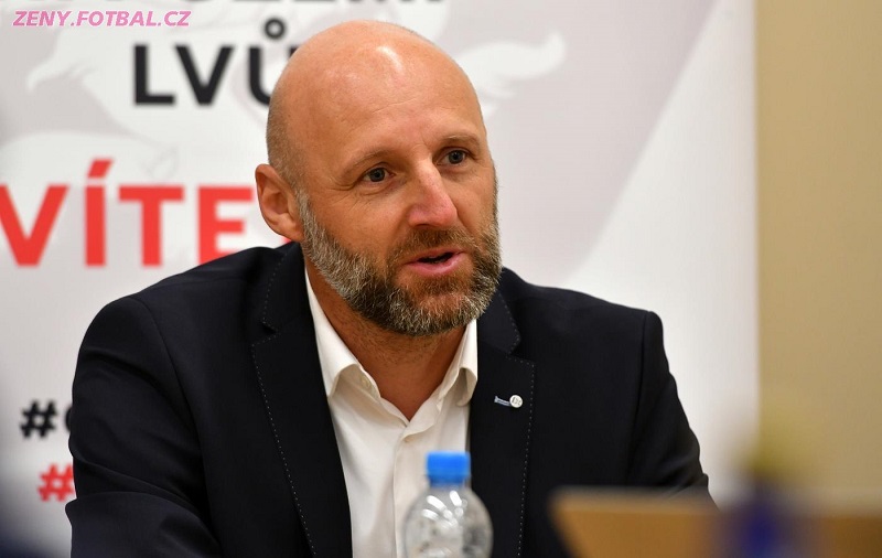 Trenér ženské fotbalové reprezentace Karel Rada na tiskové konferenci. Trenér ženské fotbalové reprezentace Karel Rada na tiskové konferenci.