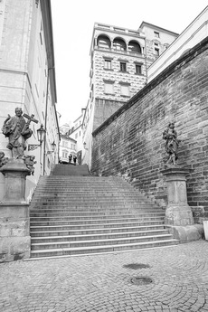 Hradčanské schody, v pozadí Schwarzenberský palác.