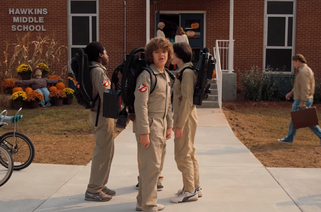 Snímek ze seriálu Stranger Things. Snímek ze seriálu Stranger Things.