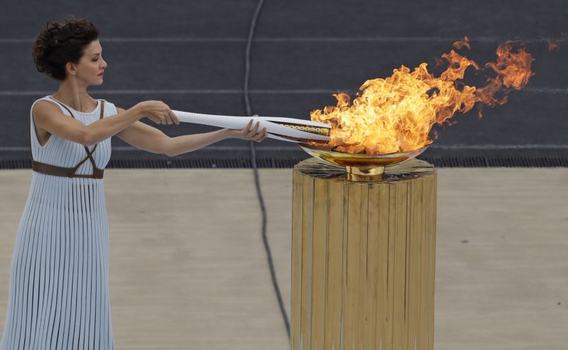 Olympijský oheň už hoří a čeká jej 100 dní dlouhá cesta přes Koreu. Olympijský oheň už hoří a čeká jej 100 dní dlouhá cesta přes Koreu.