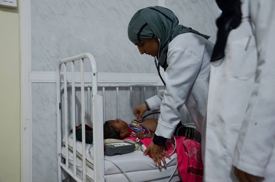 Lékařka na pohotovostním oddělení ošetřuje dětského pacienta, který má problémy s dýcháním. Fotografie pochází z kliniky pro péči o matku a dítě v Taízu.