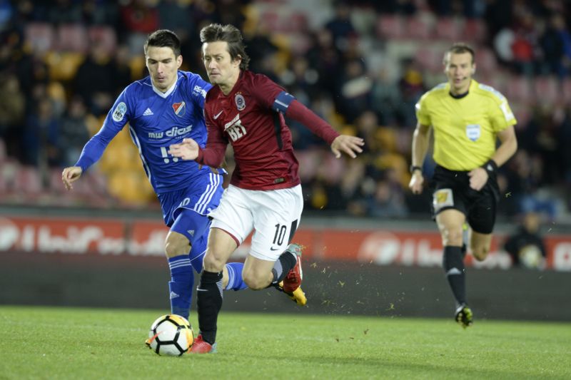 Robert Hrubý (vlevo) v souboji s Tomášem Rosickým. Robert Hrubý (vlevo) v souboji s Tomášem Rosickým.