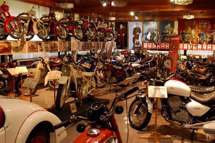 Muzeum motocyklů u zámku Konopiště. Muzeum motocyklů u zámku Konopiště.