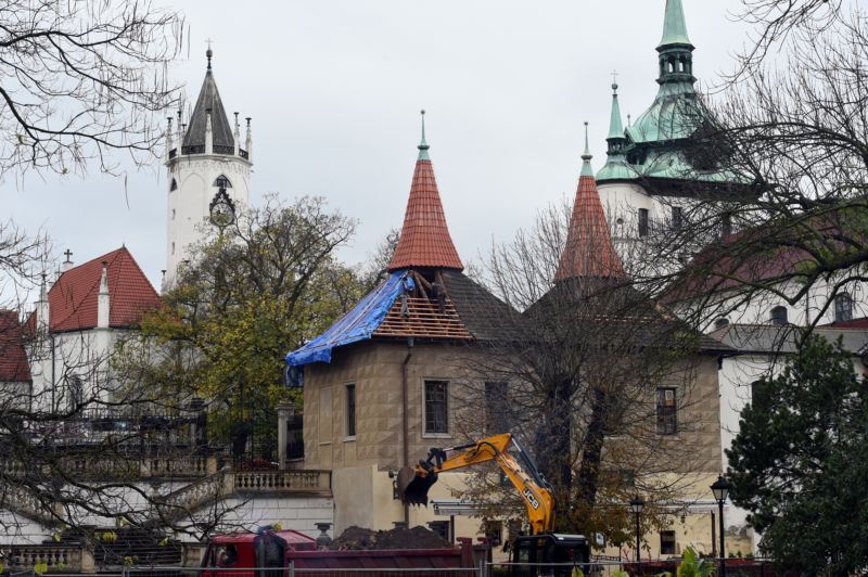 Vzkazy se našely při rekonstrukci střechy Kolostůjových věžiček na domku u zámku v Teplicích (uprostřed na snímku). Vzkazy se našely při rekonstrukci střechy Kolostůjových věžiček na domku u zámku v Teplicích (uprostřed na snímku).
