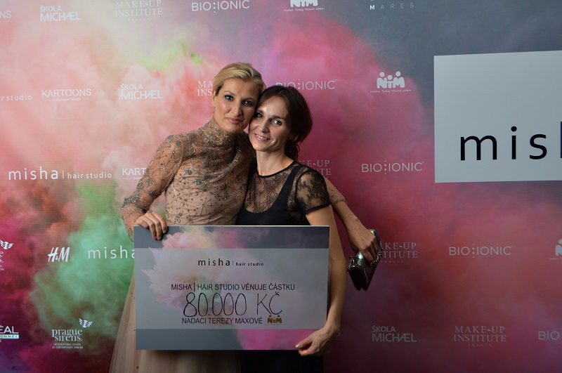 Tereza Maxová dostala šek pro svou nadaci.
