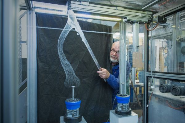 Linka pro výrobu materiálu z nanovláken.