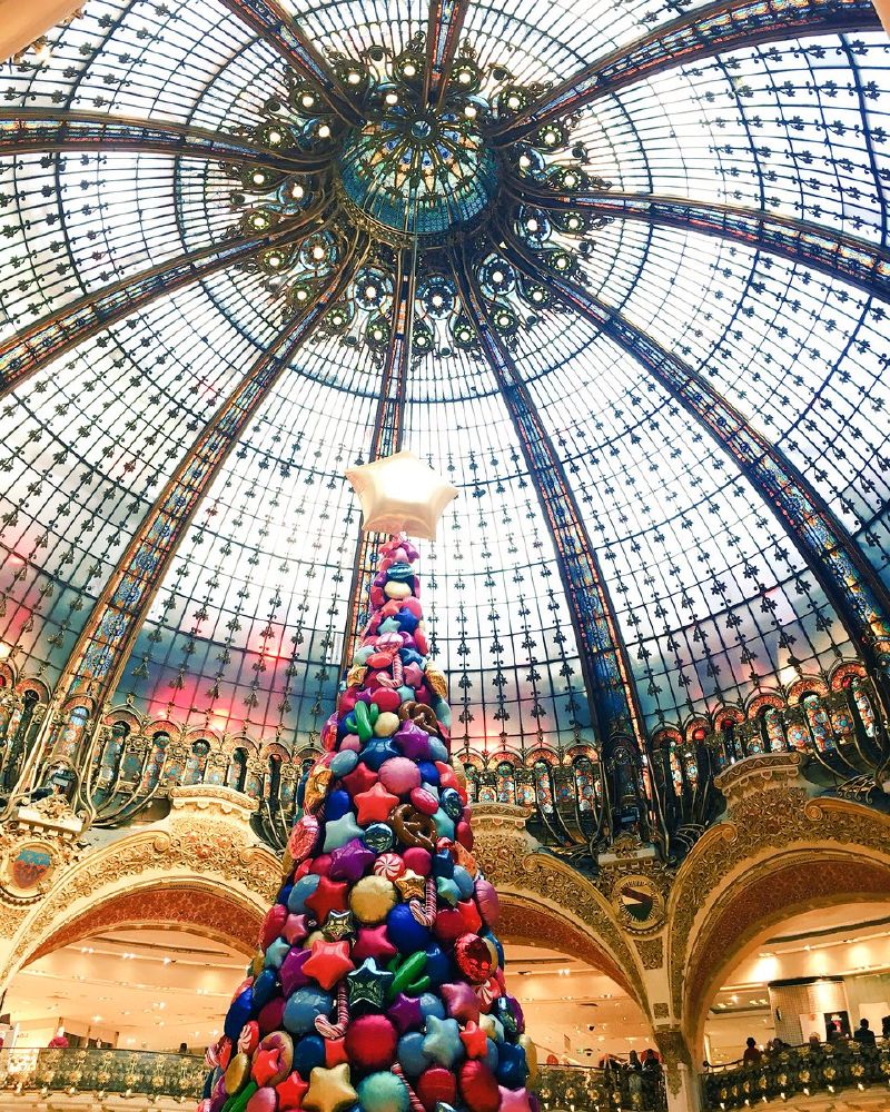 Obchodní dům Galeries Lafayette v Paříži.