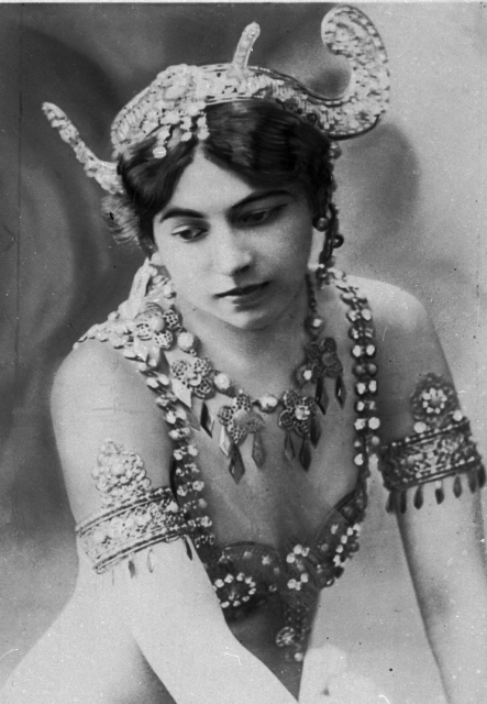 Mata Hari se stala hvězdou salonů pařížské smetánky, kde tančila nahá, a navštěvovala ministry a významné důstojníky. Mata Hari se stala hvězdou salonů pařížské smetánky, kde tančila nahá, a navštěvovala ministry a významné důstojníky.