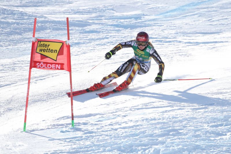 Ester Ledecká nechce olympijským hrám dávat přehnaný význam. Ester Ledecká nechce olympijským hrám dávat přehnaný význam.