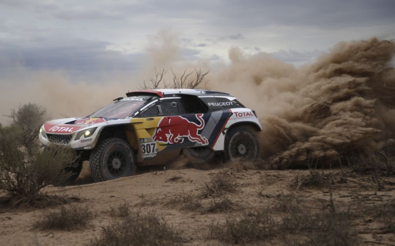 Slavné Peugeoty pojedou v lednu naposledy Ralye Dakar. Slavné Peugeoty pojedou v lednu naposledy Ralye Dakar.