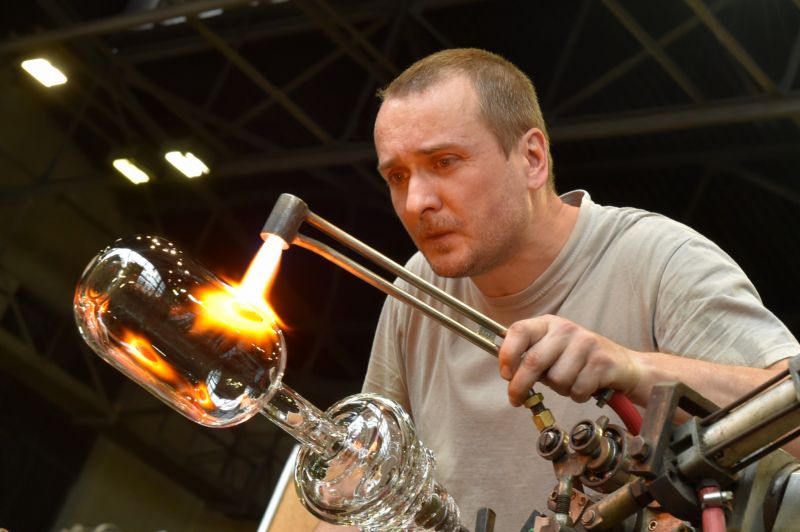 Na snímku sklářský mistr Marek Němec.
