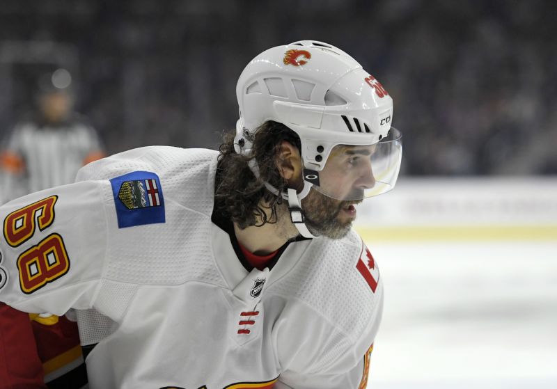 Jaromír Jágr už láká na stadion fanoušky v Calgary. Jaromír Jágr už láká na stadion fanoušky v Calgary.