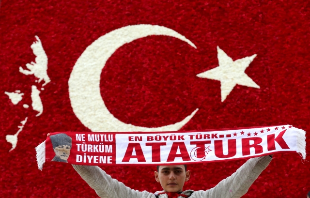 Atatürk proslul jako hrdina válek za nezávislost.