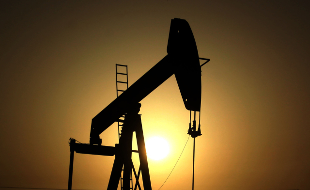 Těžba ropy společností OPEC.