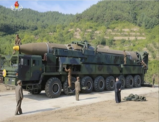 Severokorejská armáda s balistickou střelou Hwasong-14. Severokorejská armáda s balistickou střelou Hwasong-14.