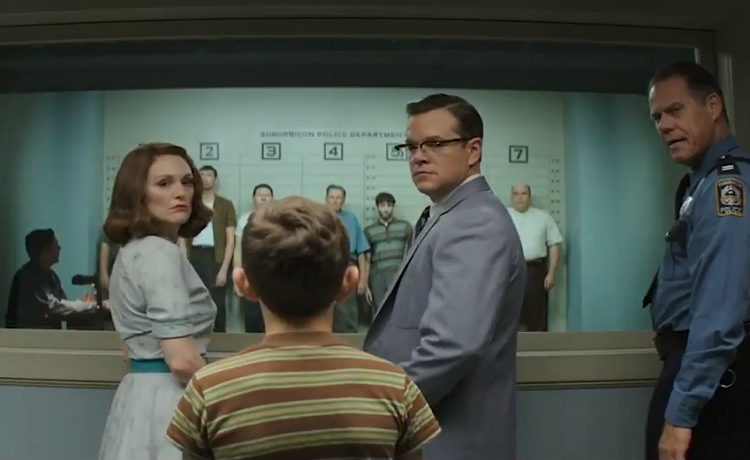 Snímek z kriminální komedie režiséra George Clooneyho Suburbicon: Temné předměstí.