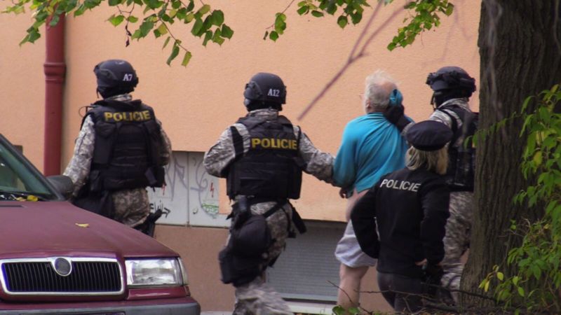 Muže, který se zabarikádoval před exekutory, vyvedla z bytu policejní zásahová jednotka.