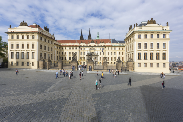 Vstup na Den otevřených dveří na Pražském hradě je zdarma. Vstup na Den otevřených dveří na Pražském hradě je zdarma.