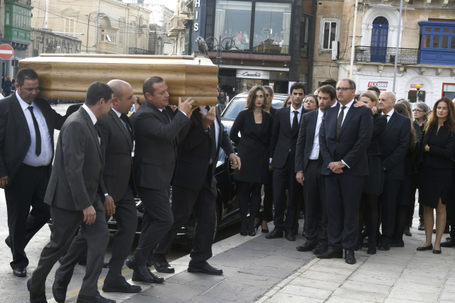 Pohřeb zavražděné novinářky Daphne Caruanové Galiziové. Pohřeb zavražděné novinářky Daphne Caruanové Galiziové.
