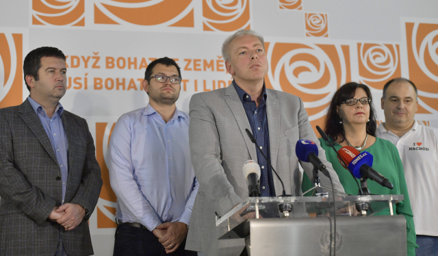 Zleva Jan Hamáček, Jan Chvojka, Milan CHovanec, Michaela Marksová a Jan Birke. Zleva Jan Hamáček, Jan Chvojka, Milan CHovanec, Michaela Marksová a Jan Birke.