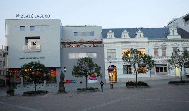Obchodní a zábavní centrum s názvem Zlaté Jablko. Obchodní a zábavní centrum s názvem Zlaté Jablko.