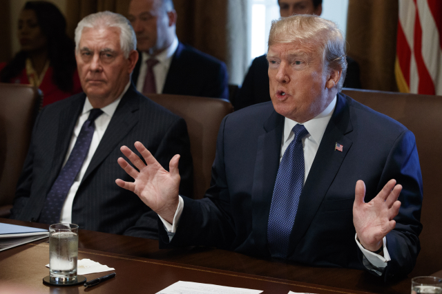 Vlevo ministr zahraničí Rex Tillerson a americký prezident Donald Trump.