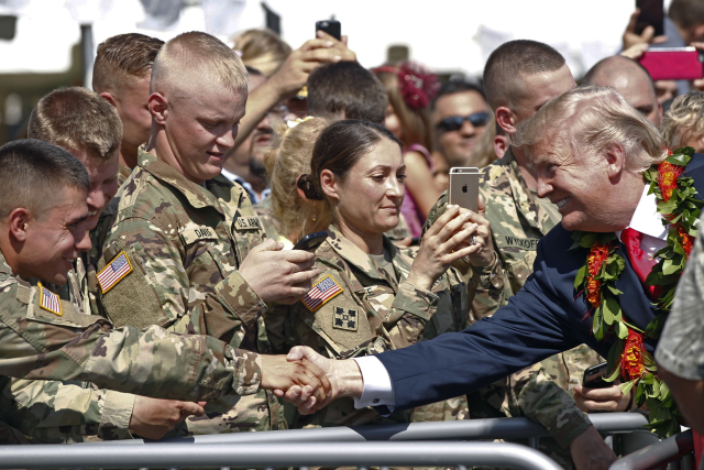 Donald Trump se zdraví s americkými vojáky v přístavu Pearl Harbor.