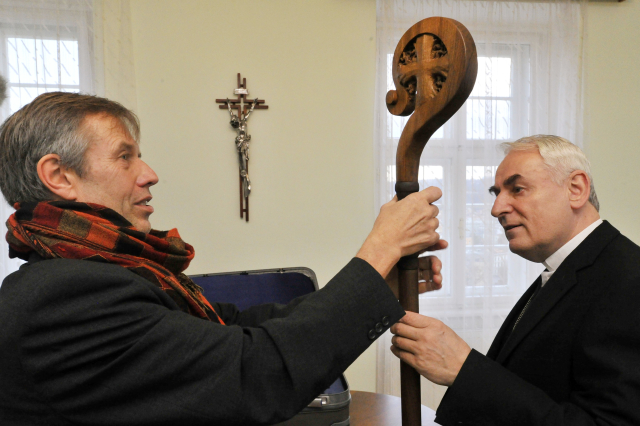 Vlevo sochař Jiří Netík předává berli brněnskému biskupovi Vojtěchu Cikrlemu.