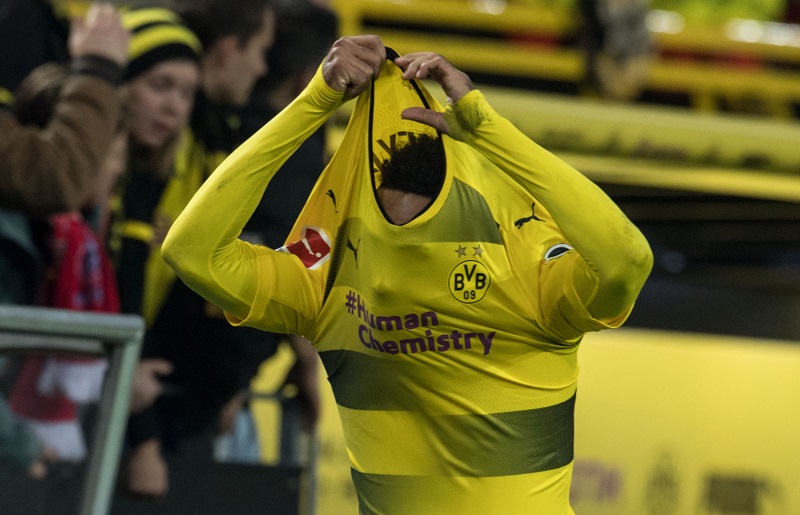 V přímém souboji o první místo německé fotbalové ligy vyhrál v 11. kole Bayern v Dortmundu 3:1.