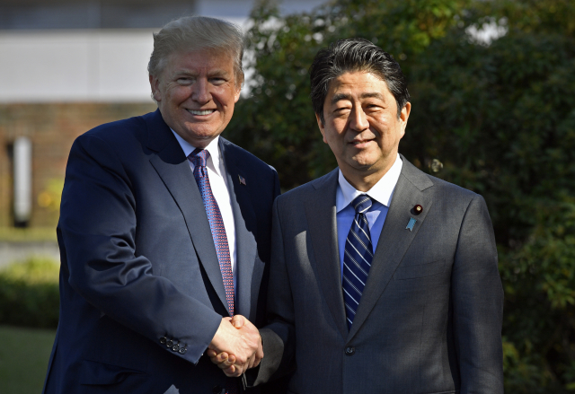 Americký prezident Donald Trump a japonský premiér Šinzó Abe.