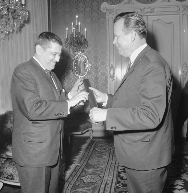 Režisér a scenárista Jiří Brdečka (vlevo) a Miloslav Brůžek, který mu předává diplom s titulem zasloužilý umělec.