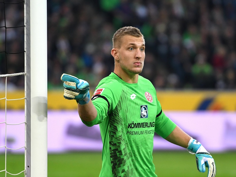 Brankář Mohuče Robin Zentner. 