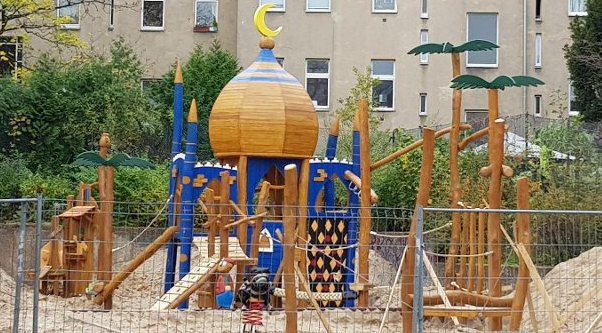Hřiště v berlínské čtvrti Neukölln. Hřiště v berlínské čtvrti Neukölln.
