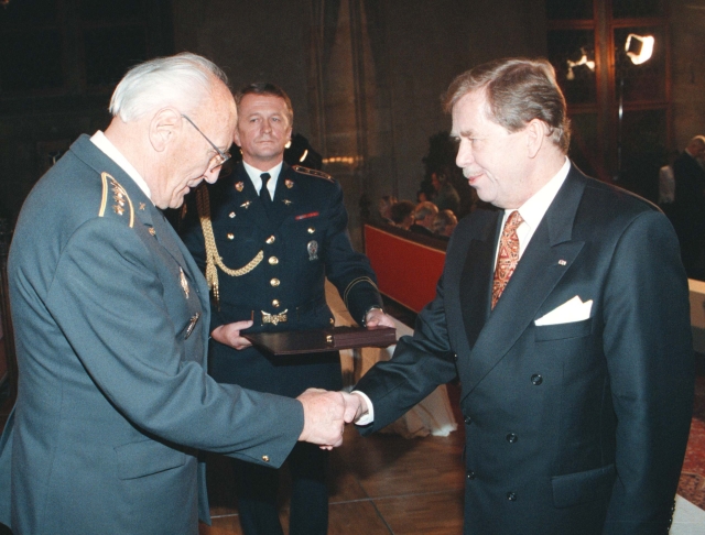 Zdeněk Škarvada (vlevo) přebírá medaili od prezidenta Václava Havla.