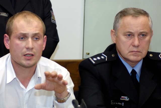 Vyšetřovatel služby kriminální policie a vyšetřování Milan Jušta (vlevo).