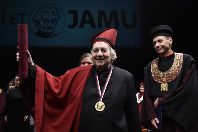 Otto Schenk (vlevo) převzal 6. listopadu v Brně čestný doktorát Janáčkovy akademie múzických umění.