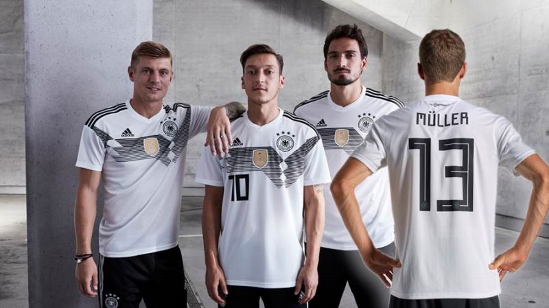 Němečtí fotbalisté představili dresy pro světový šampionát.