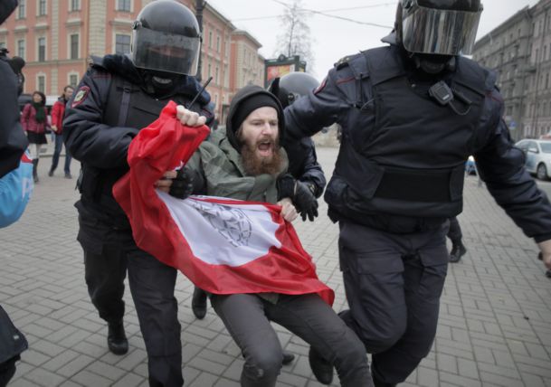 Policie zatýká demonstranta skupiny Jiné Rusko.