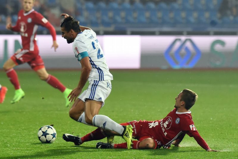 David Houska v souboji s Milanem Barošem. David Houska v souboji s Milanem Barošem.