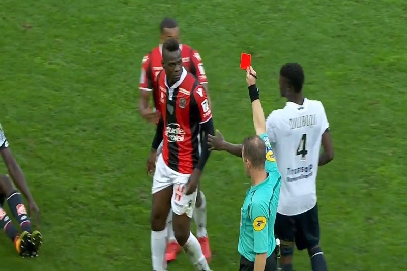 Mario Balotelli dostal další červenou kartu.