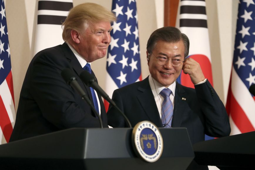 Americký prezident Donald Trump a jeho jihokorejský protějšek Mun Če-in.