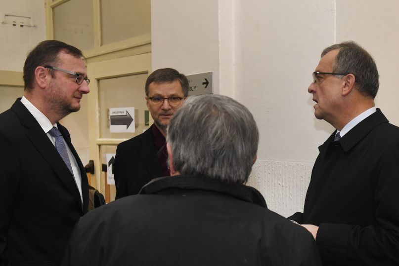 Zleva Petr Nečas, advokát Petr Toman a Miroslav Kalousek.