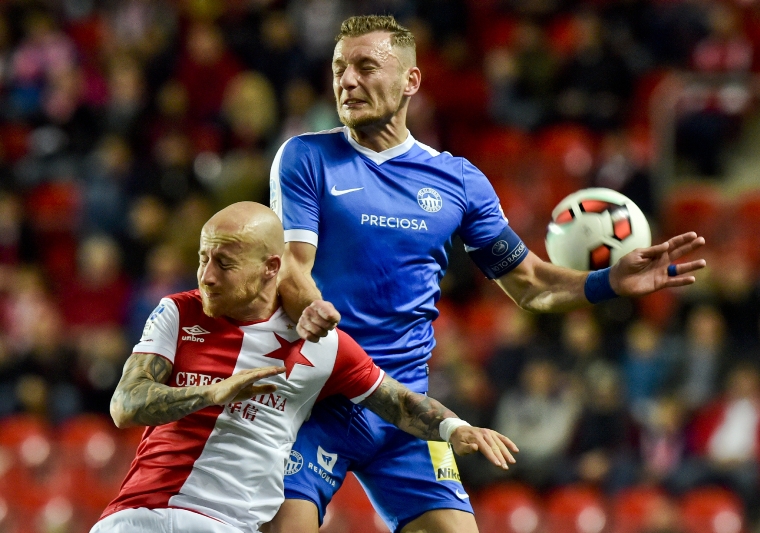 Vladimír Coufal v souboji s Miroslavem Stochem ze Slavie.