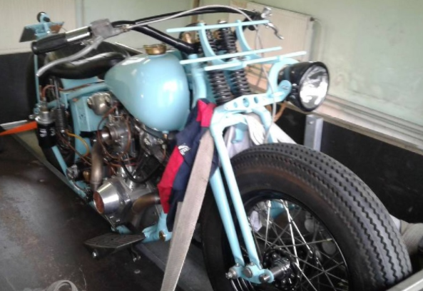 Osmdesát let starý motocykl Harley-Davidson.