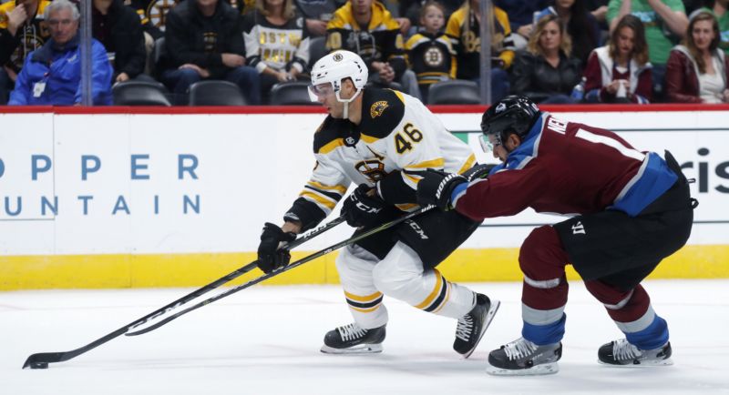 Hvězda Bostonu David Krejčí v souboji.