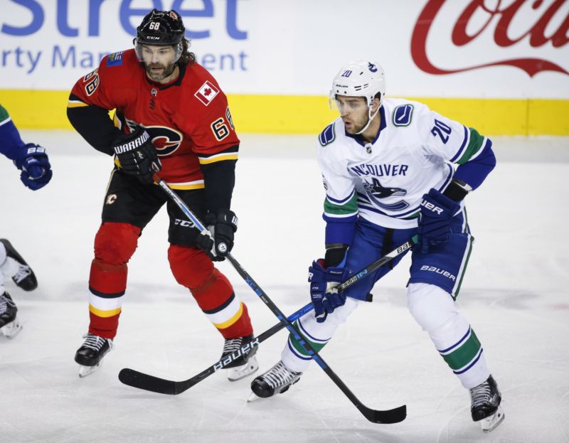 Jaromír Jágr (vlevo) v souboji s Brandonem Suterem z Vancouveru.