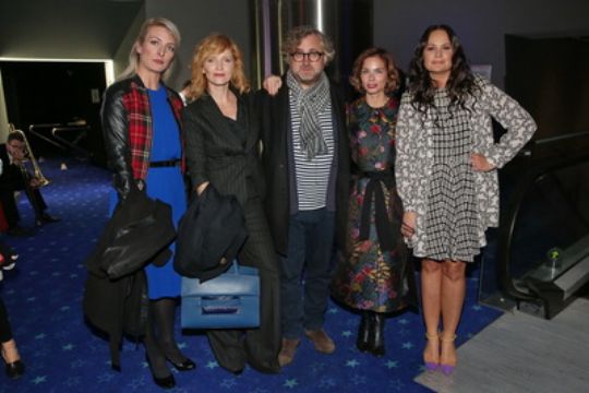 Zleva Anna Polívková, Anna Geislerová, Jan Hřebejk, Zuzana Šulajová a Jitka Čvančarová.